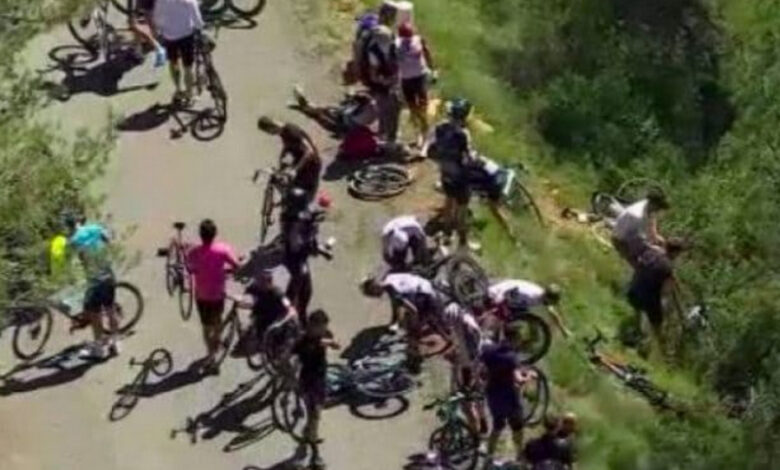 tour-france-ciclisti-caduti-burrone-cosa-successo-feriti