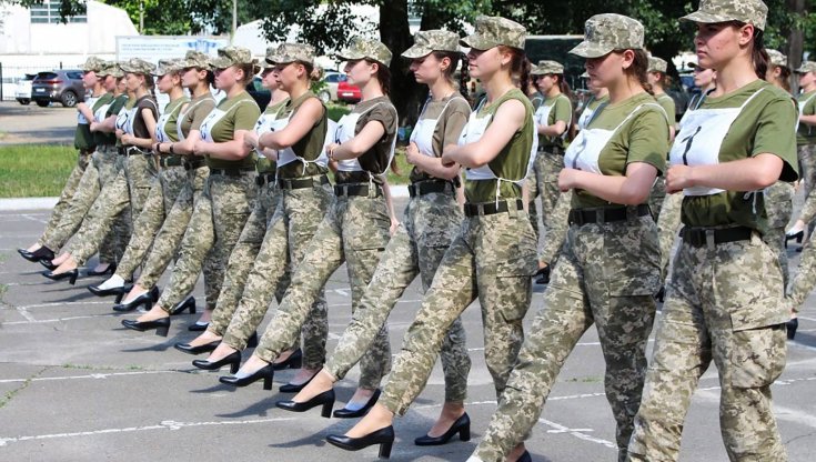 ucraina-soldatesse-tacchi-parata