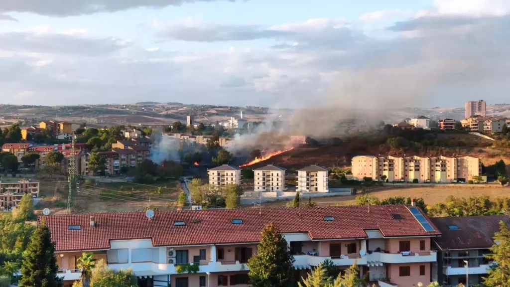 incendio-capodimonte-sterpaglie-fiamme