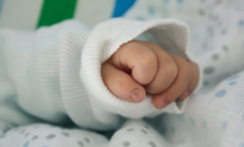 covid-neonata-positiva-ricoverata-vicenza-genitori-non-vaccinati
