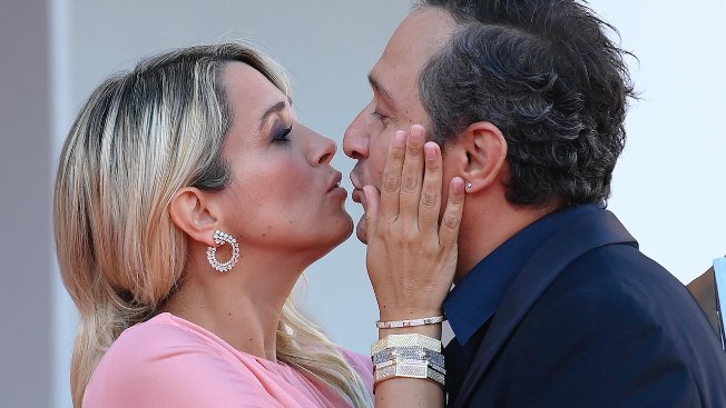 claudio-santamaria-e-francesca-barra-il-bacio-al-festival-di-venezia