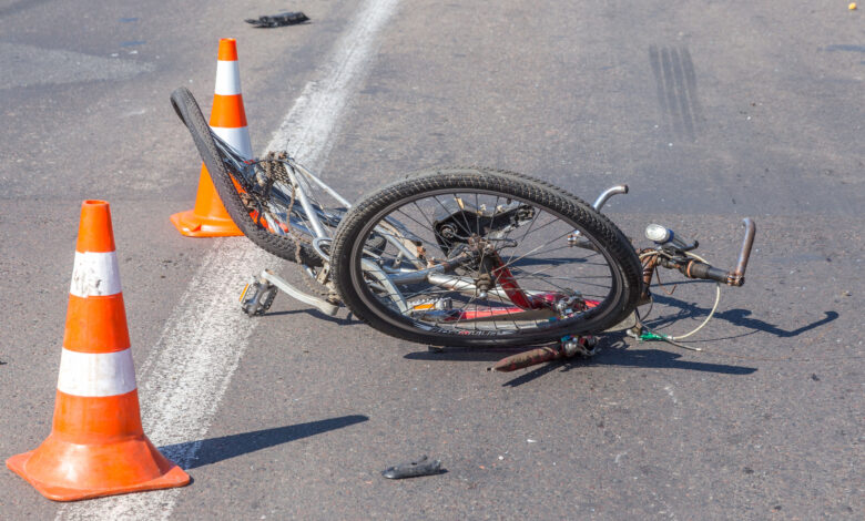 incidente milano ciclista travolta auto