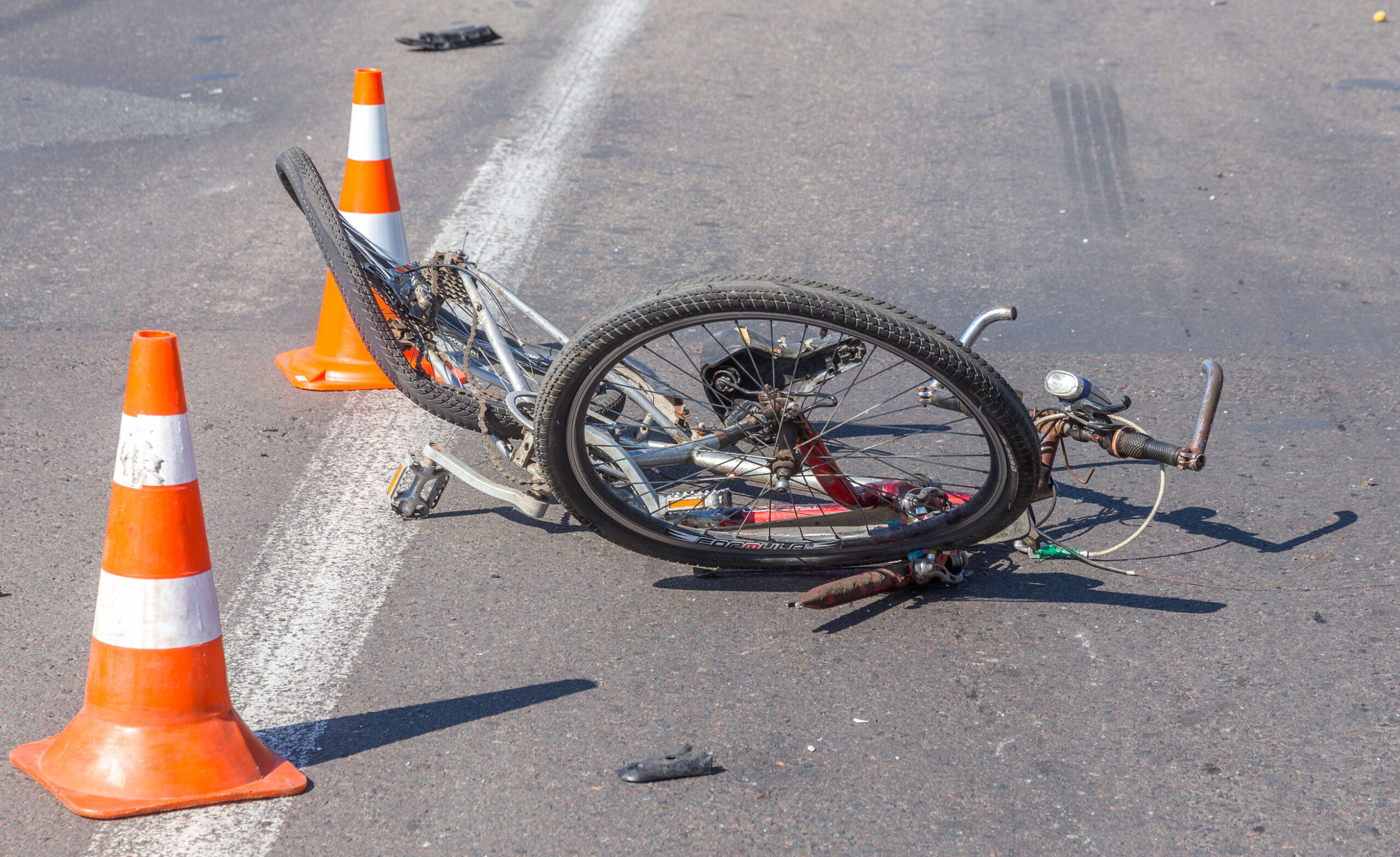 incidente milano ciclista travolta auto
