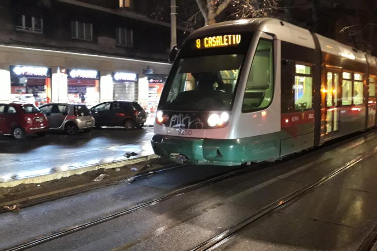 roma-incidente-tram-auto-polizia