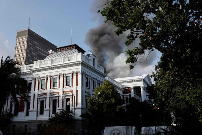 sudafrica-incendio-parlamento-citta-del-capo