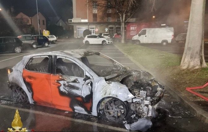 Bergamo incendio auto 1 gennaio
