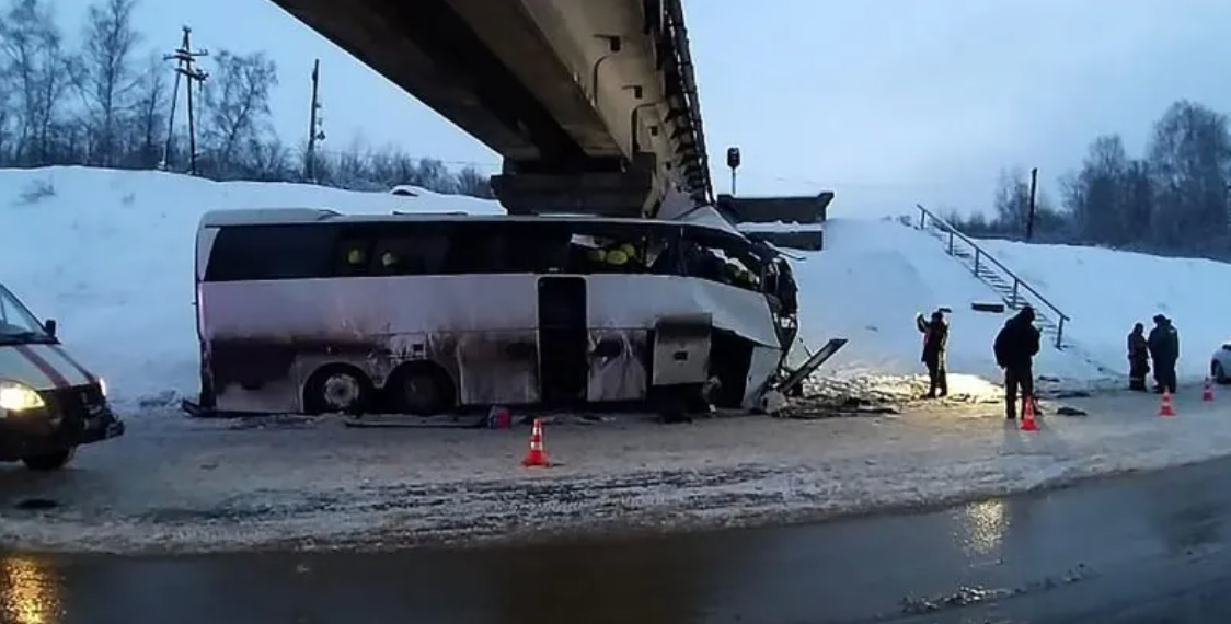 russia-bus-fuori-strada-contro-ponte-5-morti-21-feriti