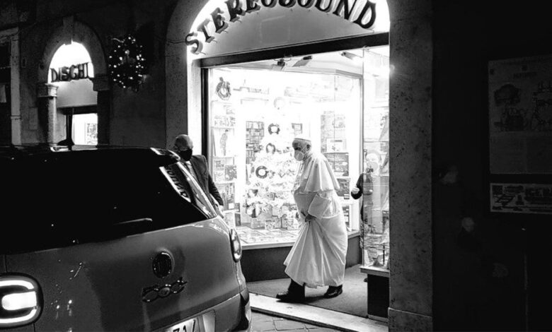 Papa Pantheon benedire negozio dischi 11 gennaio