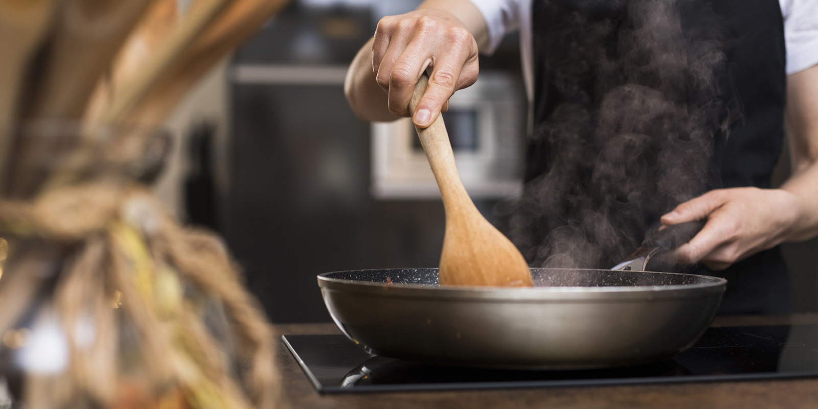 Аромат соуса пробуждает. Cucina готовят. Kitchen Cooking. Il gusto шеф. Cooking Pan