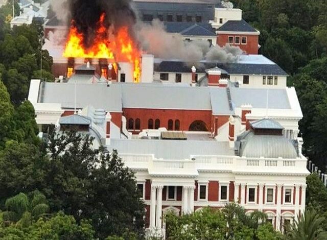 sudafrica incendio parlamento 4 gennaio