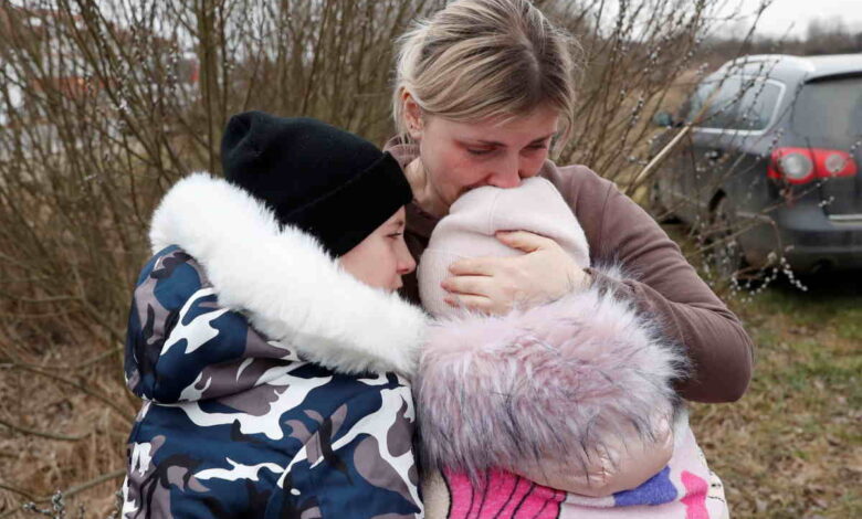 donna accompagna figli uomo bloccato ucraina 27 febbraio
