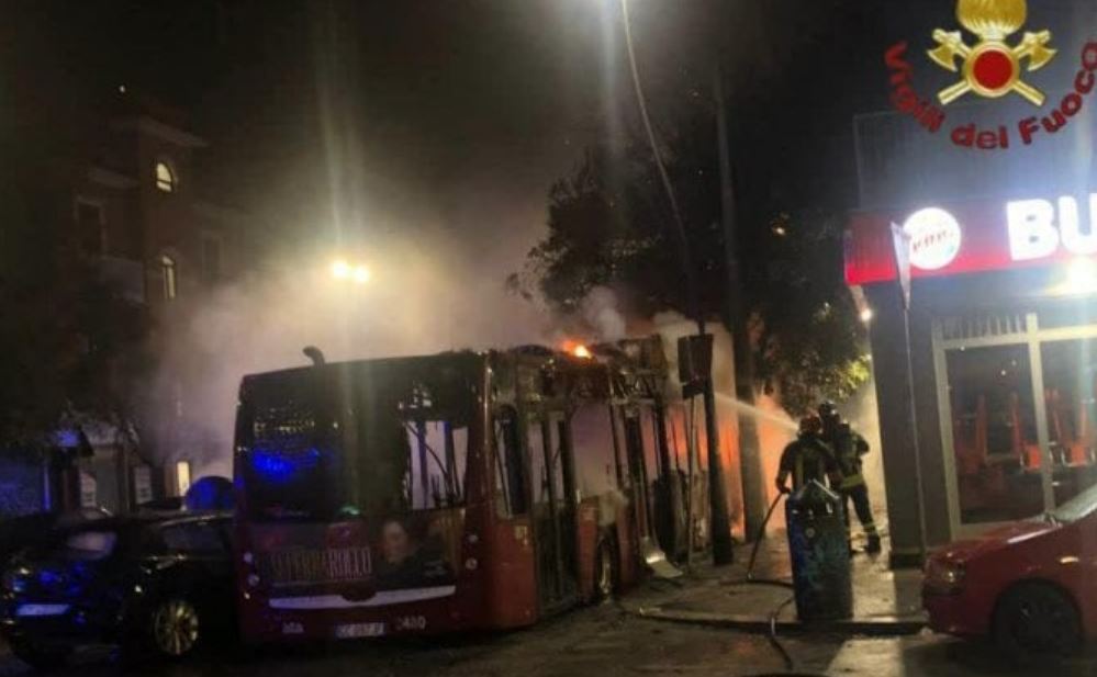roma scontro auto bus incendio