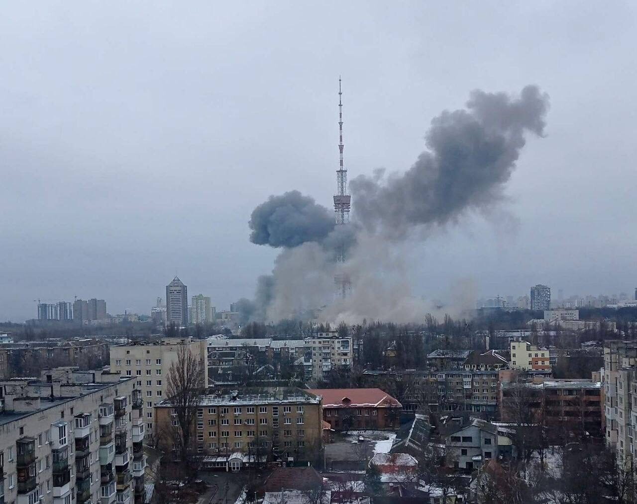 guerra ucraina bombardamenti kiev torre televisione