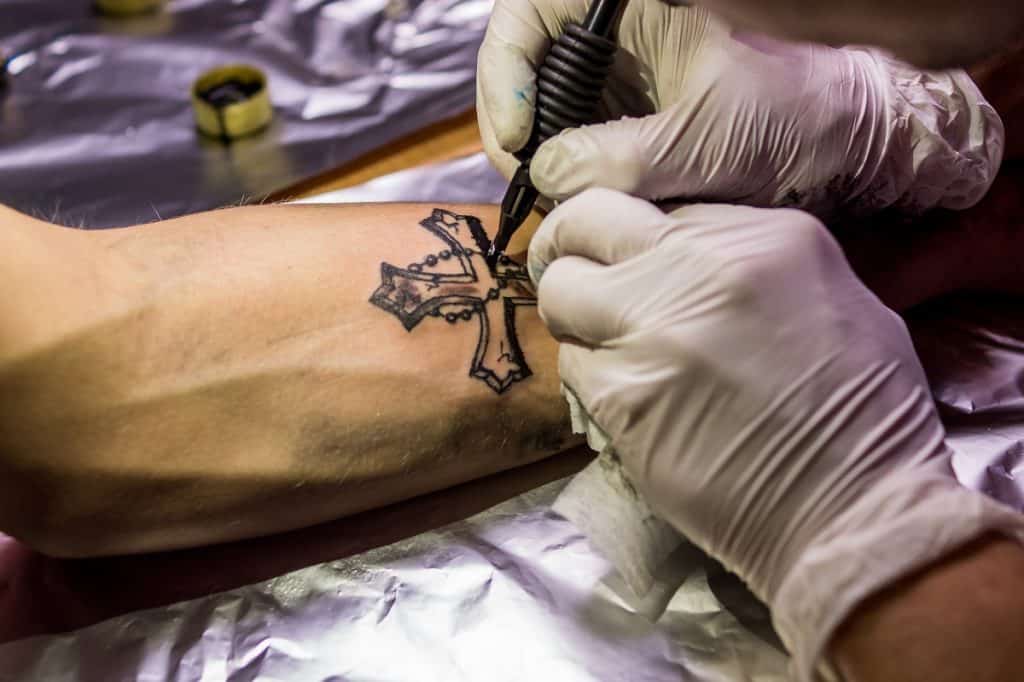 tatuaggio esclusione concorso pubblico 5 marzo