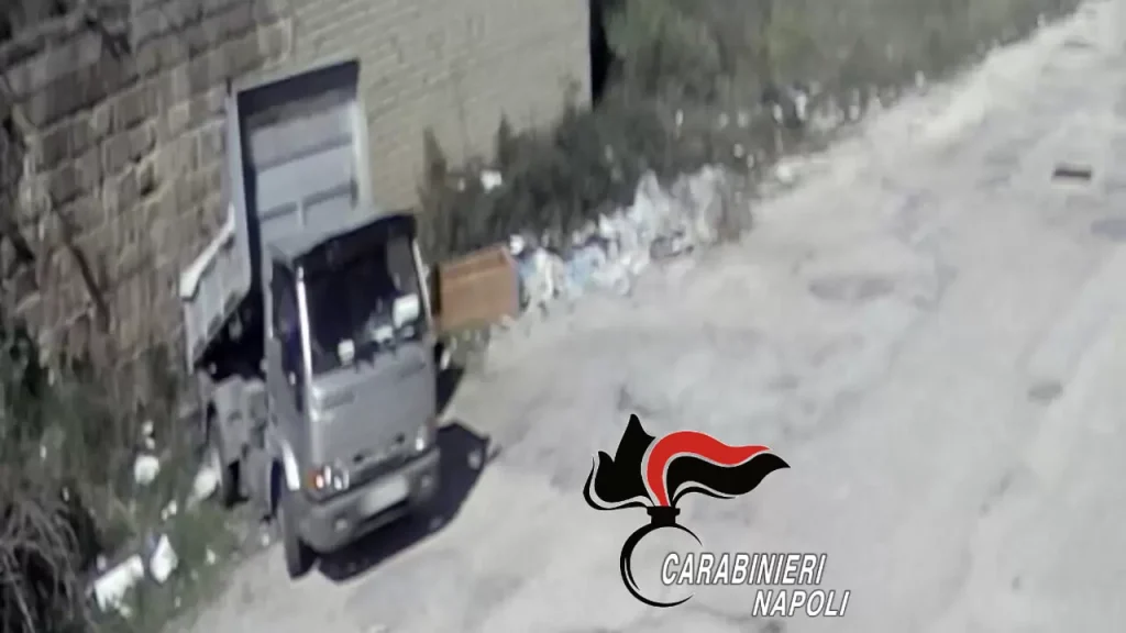 napoli furgone rifiuti 8 marzo