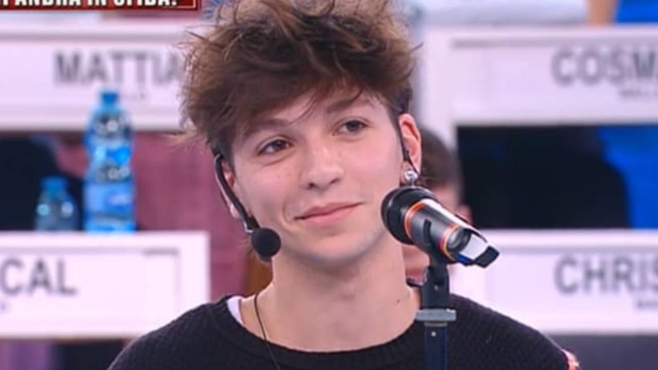 Amici 21: perché il pubblico ha occhiali da sole bianchi quando canta Luigi
