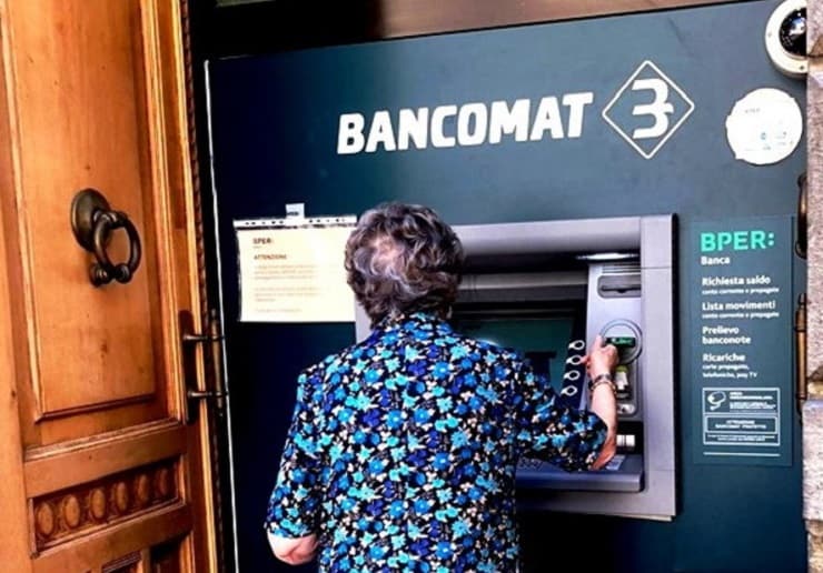 roma aggredisce anziana bancomat