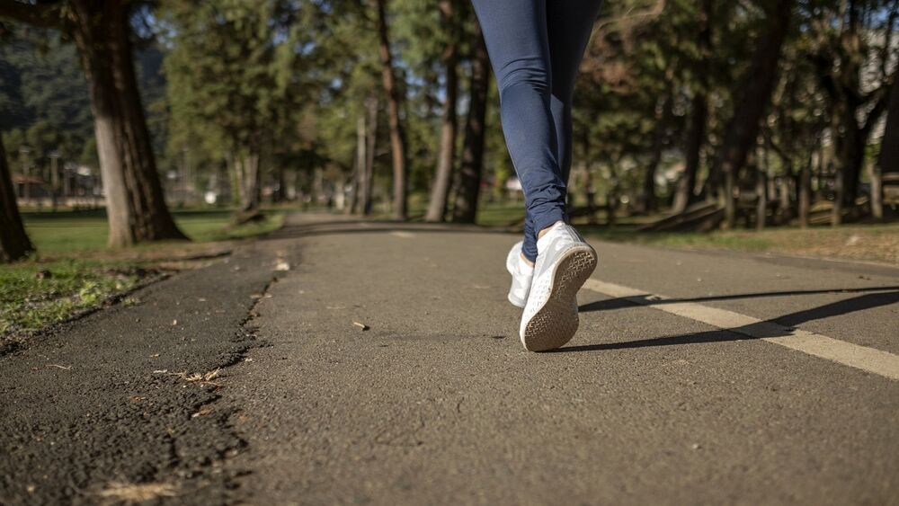 latina donna investita jogging