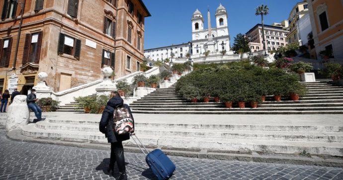 roma danneggia scalinata Trinità monti