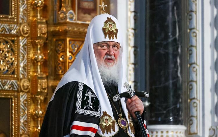 russia patriarca Kirill scivola cade