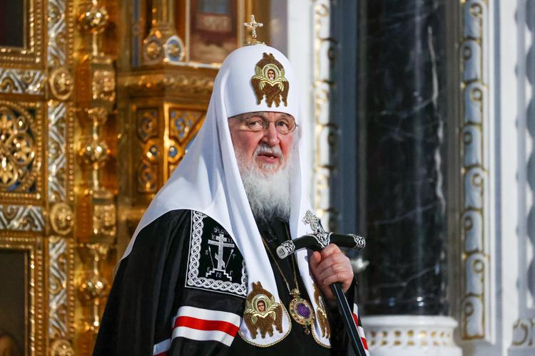 russia patriarca Kirill scivola cade