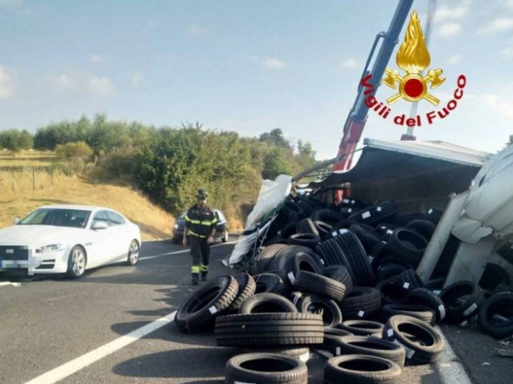 incidente-autostrada-a1-milano-napoli-tir-ribaltato-oggi-30-luglio