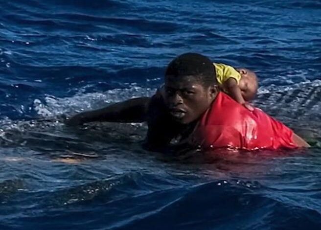 migrante salva bimba naufragio