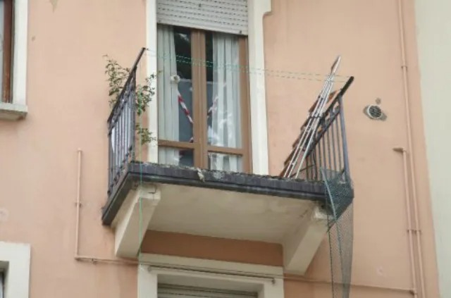 Tenta di impiccarsi al balcone di casa dopo la morte del suo amico. È la storia di un uomo di 78 anni di Milano