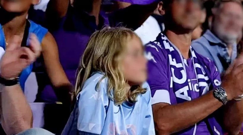 napoli bimbo costretto maglia contrario