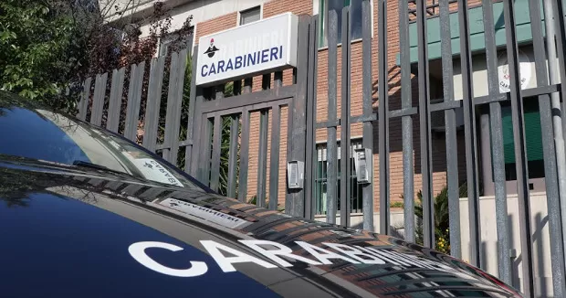 recale figlio caserma minaccia genitori