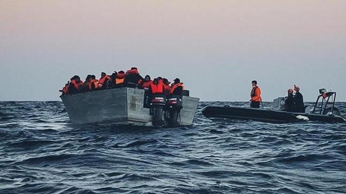 migranti bimbi bruciati barcone