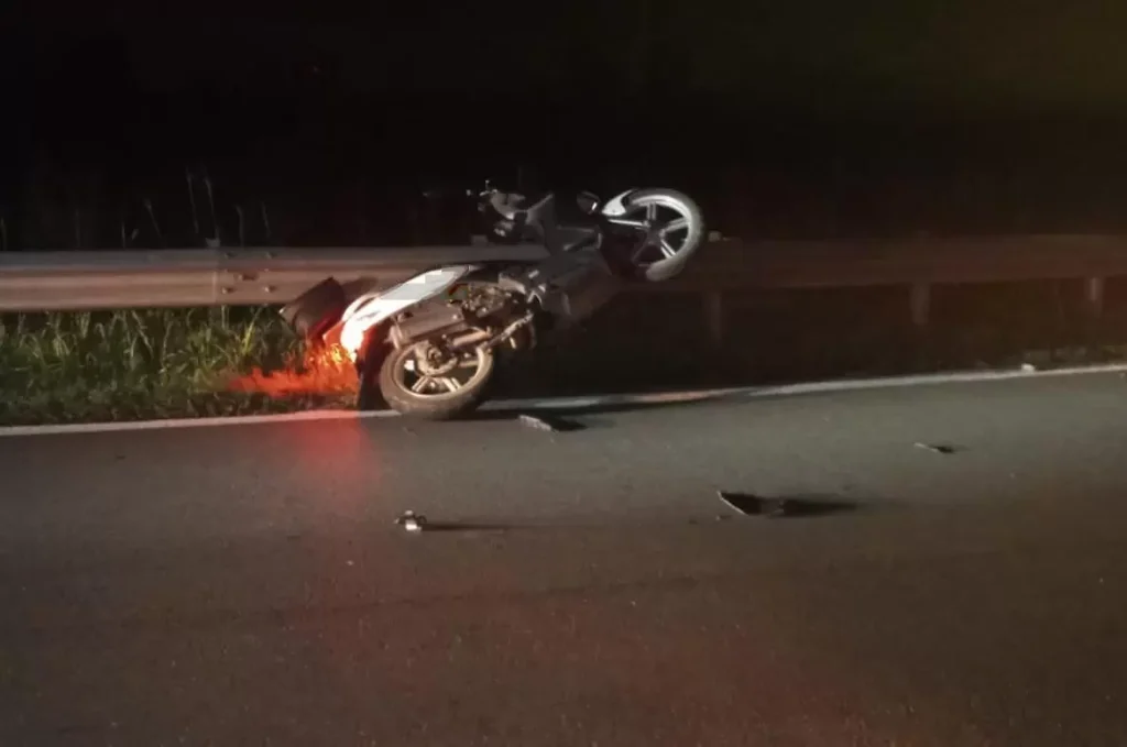 scooter contro guardrail morto