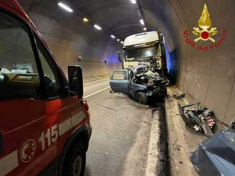 Incidente mortale ad Asti, auto si schianta contro un camion