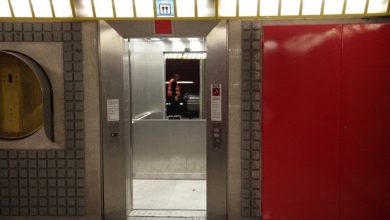 bloccano ascensore metro sesso