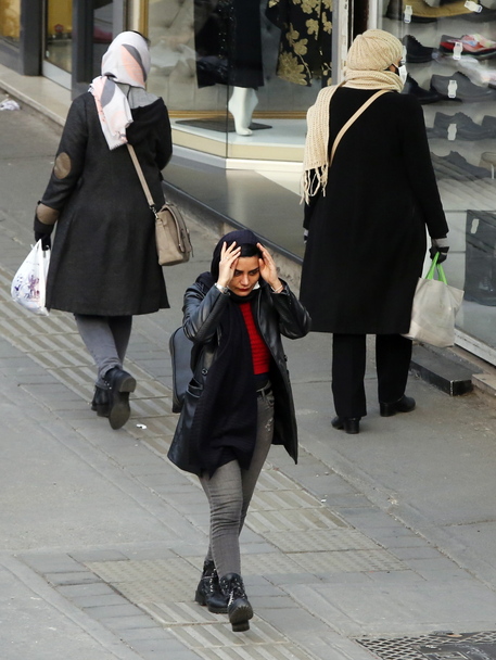 Iran arrestate ragazze hijab