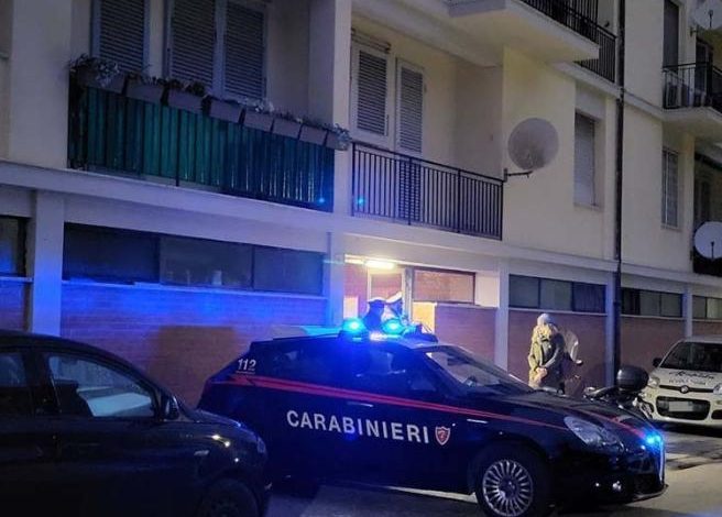 uccide padre suicidio Livorno