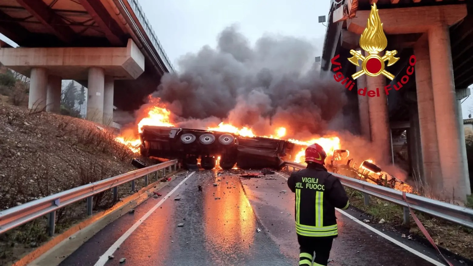 incidenet-calenzano-tir-viadotto-incendio-camionista-morto