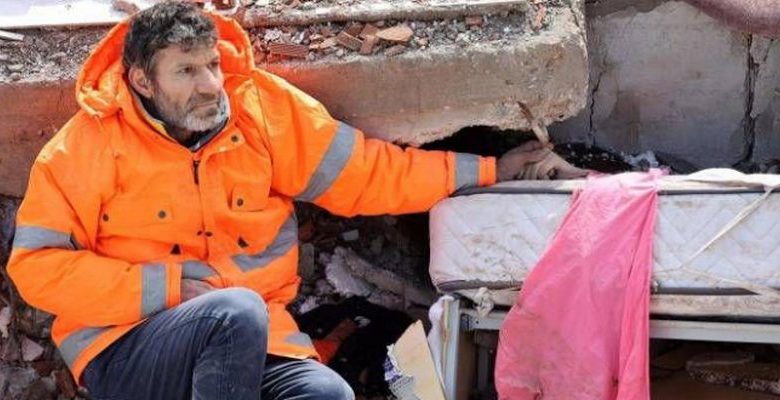 terremoto turchia papà mano figlia morta
