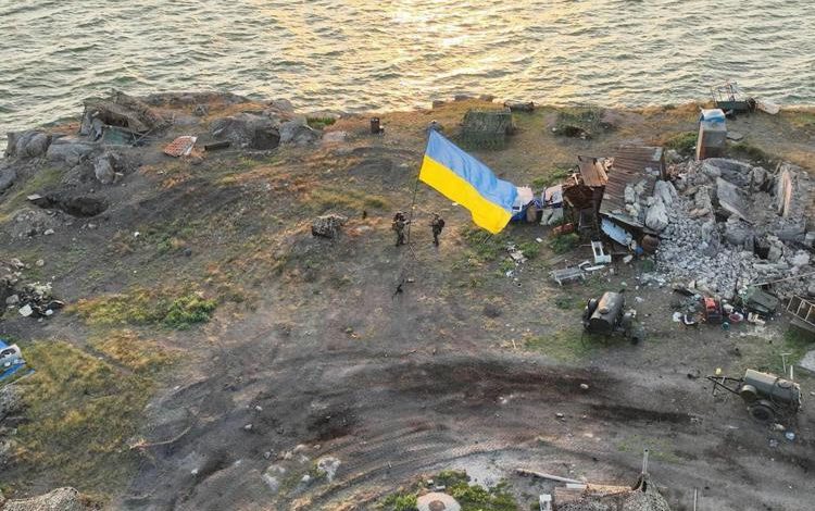 ucraina russia bombarda isola serpenti