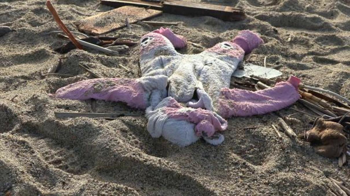 Naufragio di migranti, trovato il corpo di una bimba sulla spiaggia