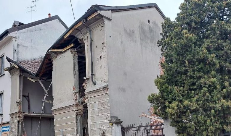 monza crolla parete edificio feriti operai