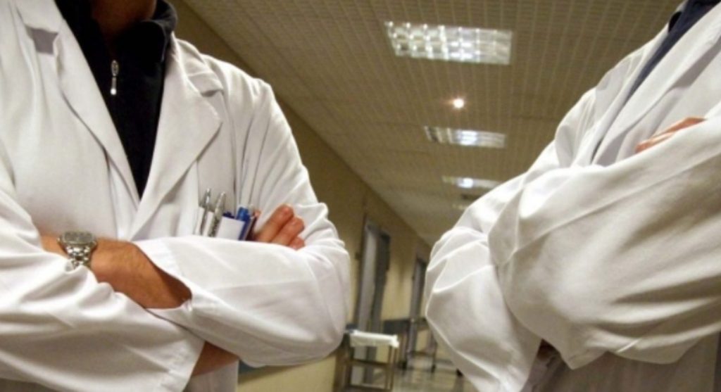 napoli parenti picchiano medici