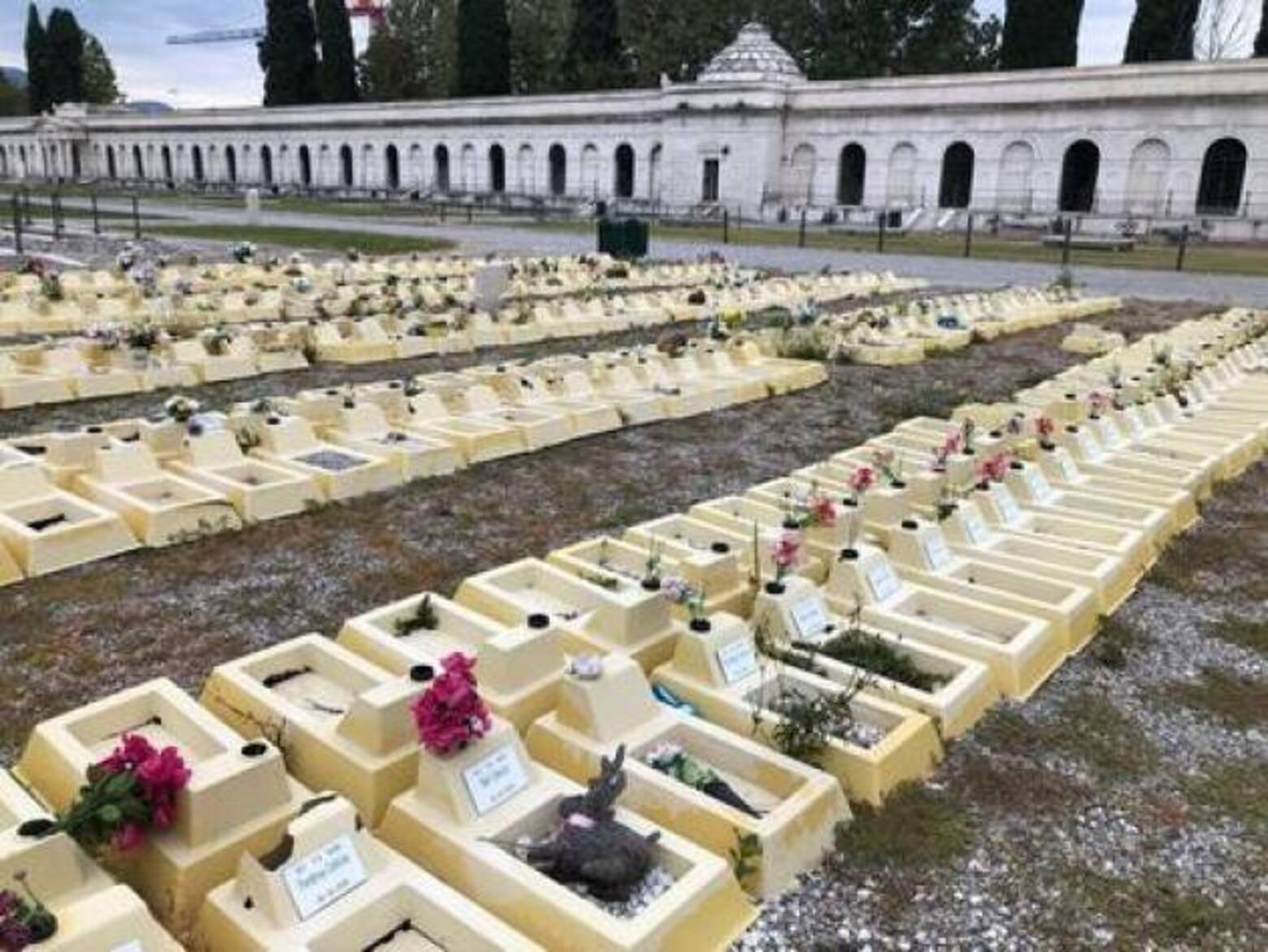 Brescia cimitero profanate tombe