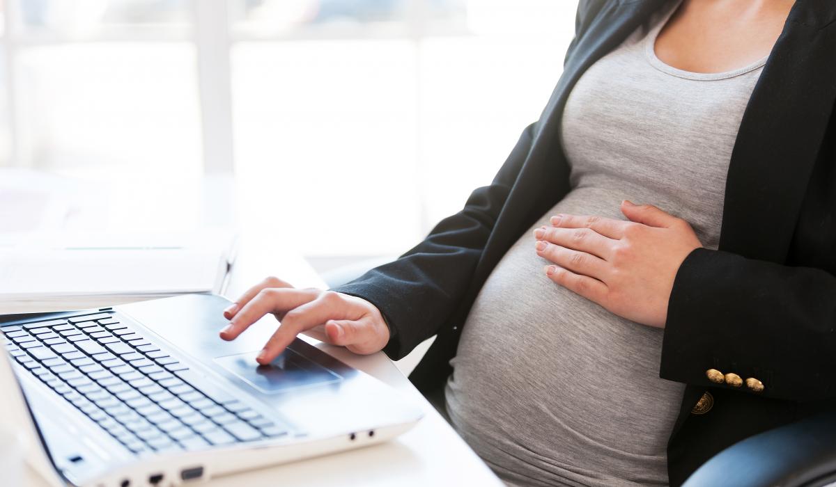 frosinone resta incinta datore lavoro licenziata denunciato