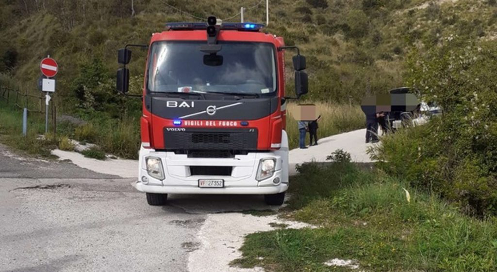 Mondragone auto fossato ragazzi