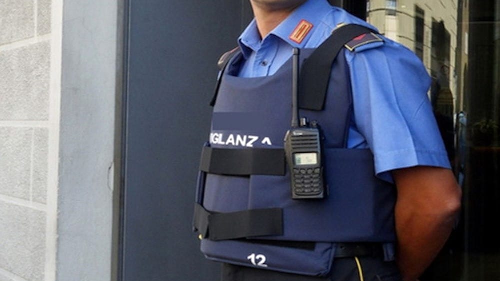 napoli aggredisce guardia giurata