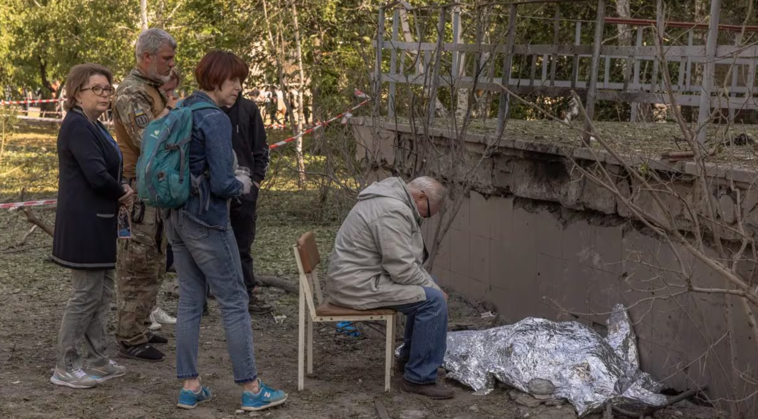 ucraina nonno veglia cadavere nipotina foto virale