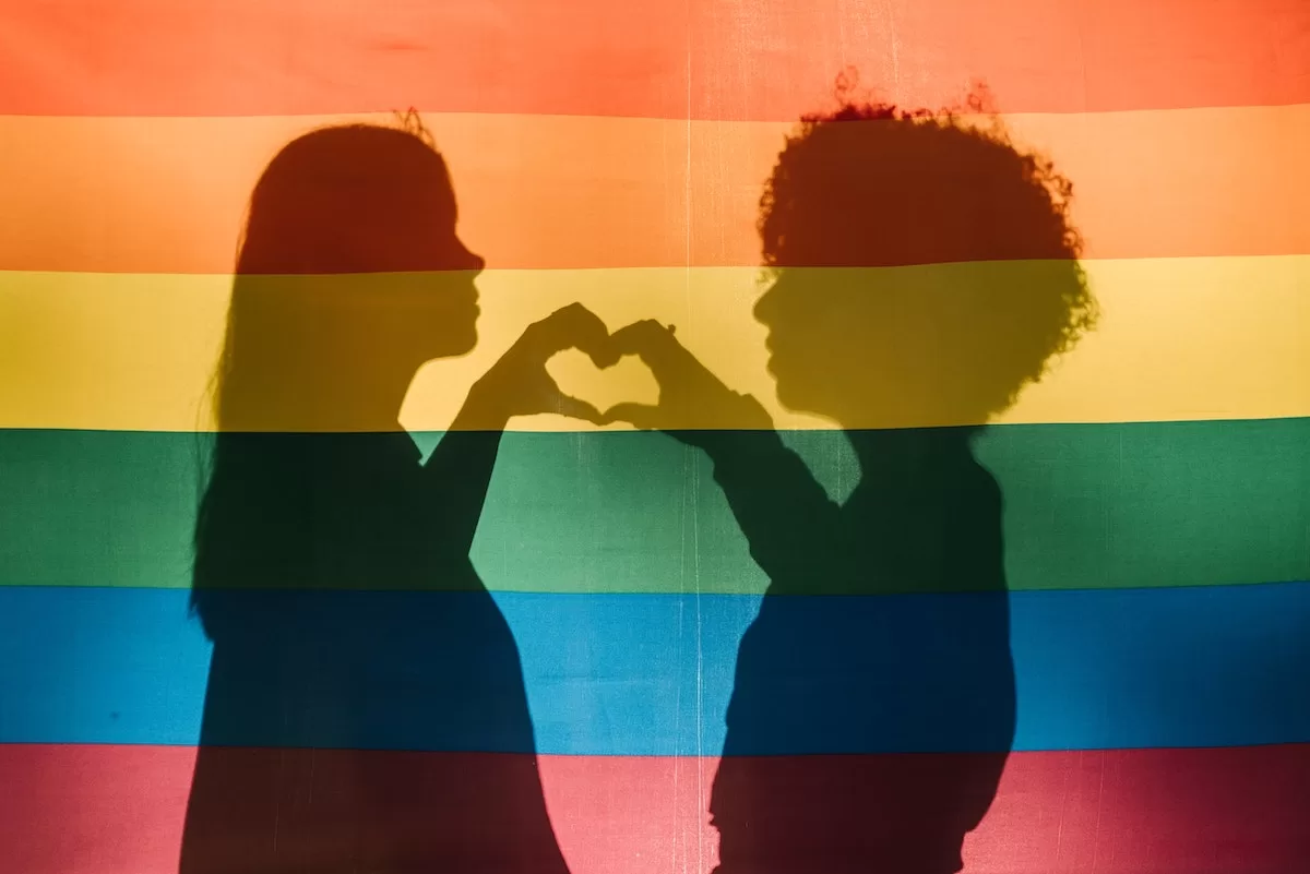 cesena educatore condivide bacio gay cancellato centro estivo