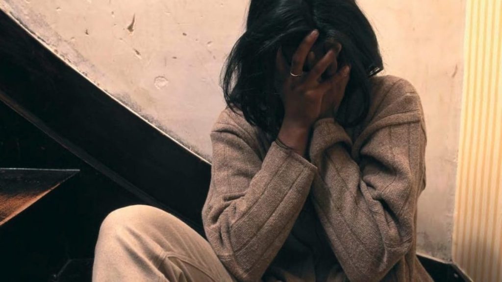 picchia moglie arrestato