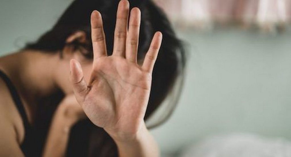 maiori minaccia picchia fidanzato ex compagna arresto